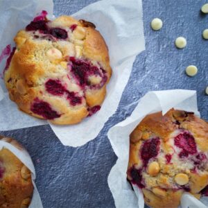 Puolukka & white chocolate muffins (V)